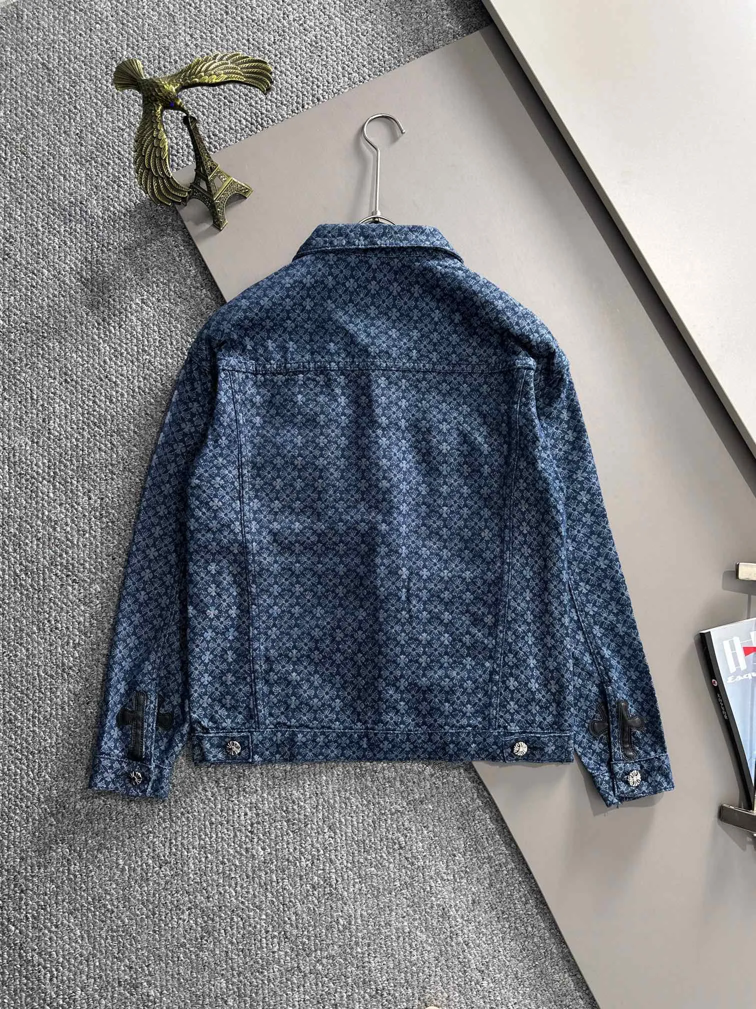 🅿️380 Kroxin 2025 catwalk style high-end customized jacquard denim jacket, the texture is first-class, the fabric is made of original jacquard material, brand LOGO engraved, the classic lapel denim jacket is simple and fashionable, low-key luxury, deeply sought after by big stars and Internet celebrities, one of the must-have items for fashionistas! Size: M-2XL